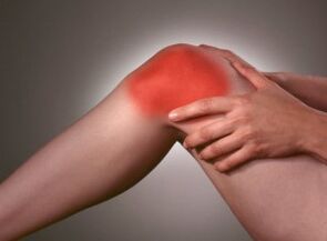 Symptom of arthrosis is a strong pain in the area of ​​the knee